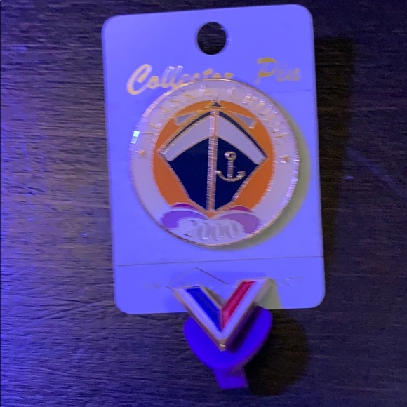 Amazing collection of pins and rare coin - Picture 3 of 11